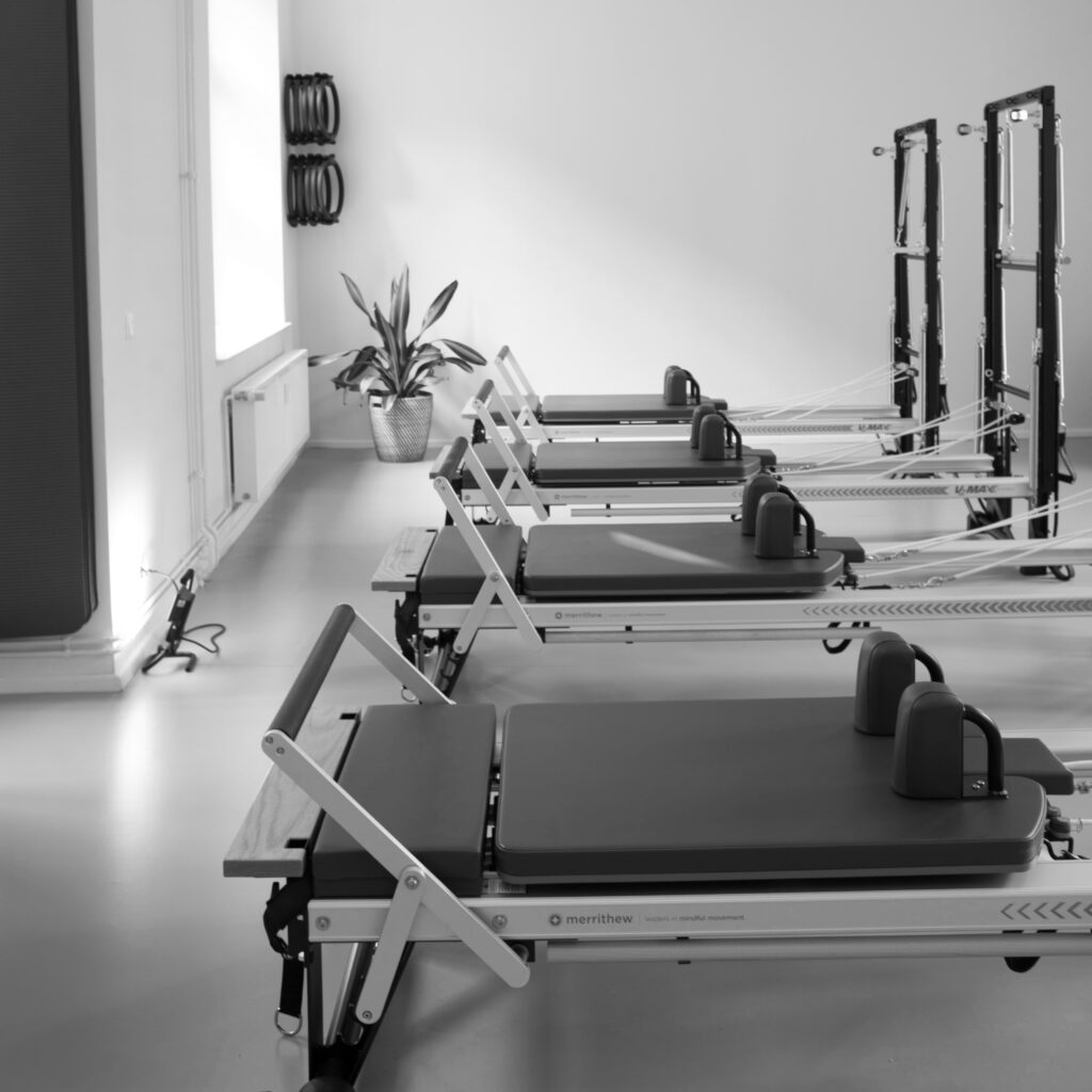 Pilates Gerätetraining Berlin. Pilates Reformer Training in Berlin. Helles, freundliches Pilates-Studio.