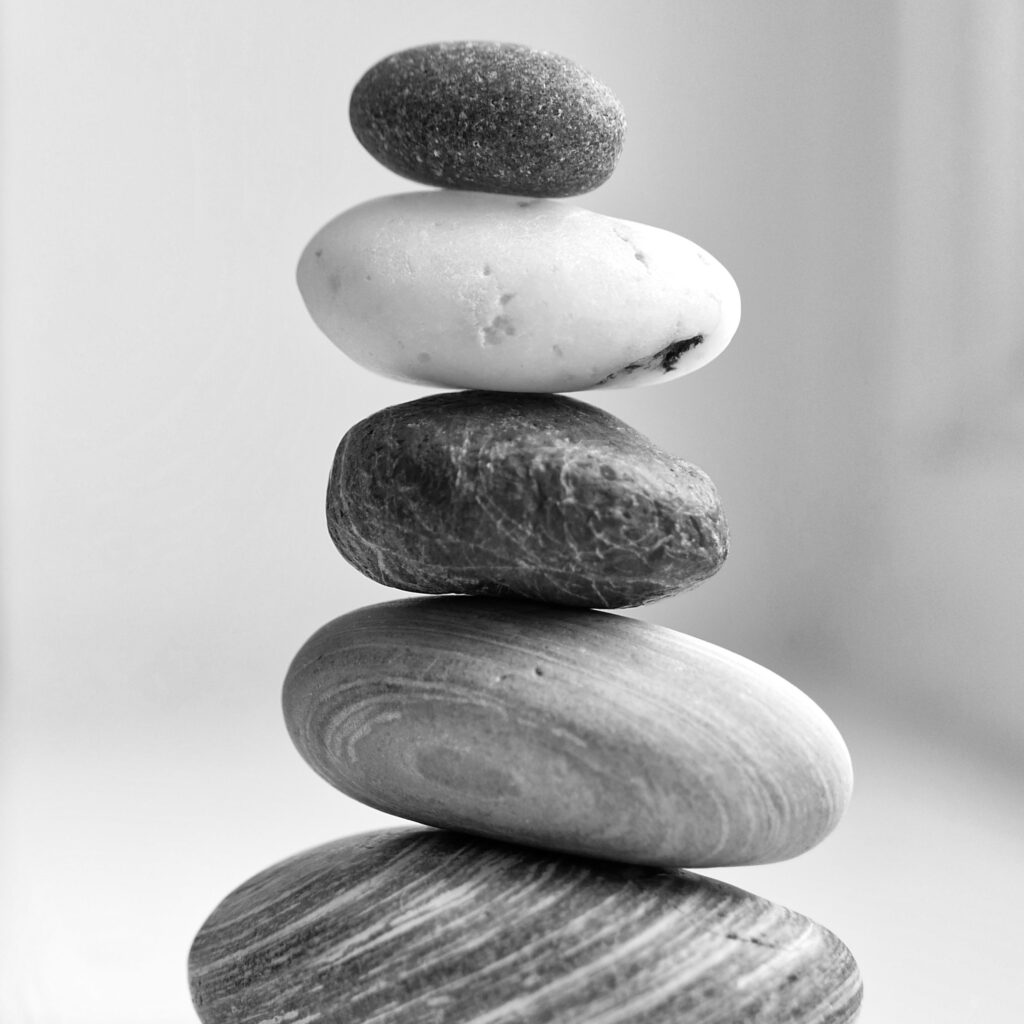 Den Körper ins Gleichgewicht bringen. Steine des Gleichgewichts. Übereinander gestapelt, strahlen sie absolute Ausgeglichenheit und Ruhe aus.
