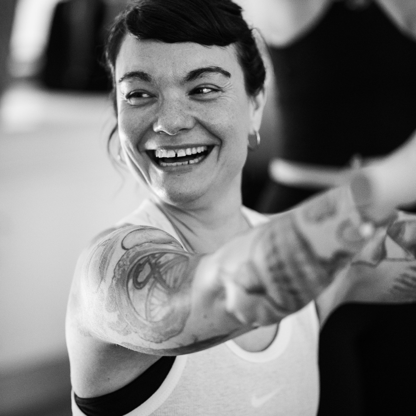 Eine glückliche Pilates Klientin im Studio beim Pilates Training.